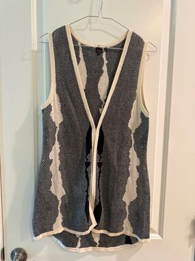 Sleeveless Knit Open Cardigan Vest in Black and Cream